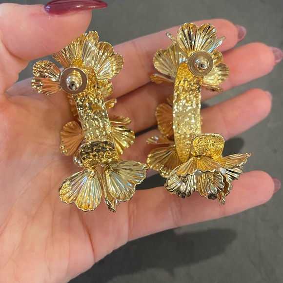 House of Harlow Gold and Pearl Flower Hoop Earrings - Picture 4 of 6